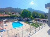Güzel 3/4 yatak odalı ikinci el villa + 10m x 5m yüzme havuzu + tam donanımlı mutfak ve yemek alanı + güzel deniz, dağ ve Bellapais Manastırı manzarası + ana ko