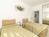 Güzel 3/4 yatak odalı ikinci el villa + 10m x 5m yüzme havuzu + tam donanımlı mutfak ve yemek alanı + güzel deniz, dağ ve Bellapais Manastırı manzarası + ana ko