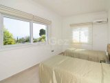 Güzel 3/4 yatak odalı ikinci el villa + 10m x 5m yüzme havuzu + tam donanımlı mutfak ve yemek alanı + güzel deniz, dağ ve Bellapais Manastırı manzarası + ana ko