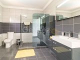 Güzel 3/4 yatak odalı ikinci el villa + 10m x 5m yüzme havuzu + tam donanımlı mutfak ve yemek alanı + güzel deniz, dağ ve Bellapais Manastırı manzarası + ana ko