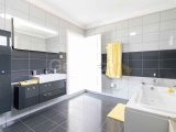 Güzel 3/4 yatak odalı ikinci el villa + 10m x 5m yüzme havuzu + tam donanımlı mutfak ve yemek alanı + güzel deniz, dağ ve Bellapais Manastırı manzarası + ana ko