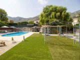 Güzel 3/4 yatak odalı ikinci el villa + 10m x 5m yüzme havuzu + tam donanımlı mutfak ve yemek alanı + güzel deniz, dağ ve Bellapais Manastırı manzarası + ana ko