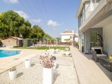 Güzel 3/4 yatak odalı ikinci el villa + 10m x 5m yüzme havuzu + tam donanımlı mutfak ve yemek alanı + güzel deniz, dağ ve Bellapais Manastırı manzarası + ana ko
