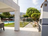 Güzel 3/4 yatak odalı ikinci el villa + 10m x 5m yüzme havuzu + tam donanımlı mutfak ve yemek alanı + güzel deniz, dağ ve Bellapais Manastırı manzarası + ana ko