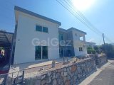 Güzel 3/4 yatak odalı ikinci el villa + 10m x 5m yüzme havuzu + tam donanımlı mutfak ve yemek alanı + güzel deniz, dağ ve Bellapais Manastırı manzarası + ana ko