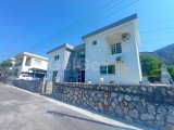 Güzel 3/4 yatak odalı ikinci el villa + 10m x 5m yüzme havuzu + tam donanımlı mutfak ve yemek alanı + güzel deniz, dağ ve Bellapais Manastırı manzarası + ana ko