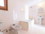 5 yatak odalı ikinci el villa + bodrum alanı + büyük arsa + çift garaj + muhteşem dağ manzaraları + Pre-74 Kuzey Kıbrıs Türk Cumhuriyeti tapu senedi + Tapu sahi