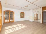 5 yatak odalı ikinci el villa + bodrum alanı + büyük arsa + çift garaj + muhteşem dağ manzaraları + Pre-74 Kuzey Kıbrıs Türk Cumhuriyeti tapu senedi + Tapu sahi