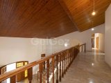 5 yatak odalı ikinci el villa + bodrum alanı + büyük arsa + çift garaj + muhteşem dağ manzaraları + Pre-74 Kuzey Kıbrıs Türk Cumhuriyeti tapu senedi + Tapu sahi