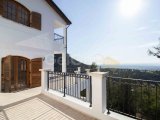 5 yatak odalı ikinci el villa + bodrum alanı + büyük arsa + çift garaj + muhteşem dağ manzaraları + Pre-74 Kuzey Kıbrıs Türk Cumhuriyeti tapu senedi + Tapu sahi
