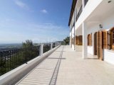 5 yatak odalı ikinci el villa + bodrum alanı + büyük arsa + çift garaj + muhteşem dağ manzaraları + Pre-74 Kuzey Kıbrıs Türk Cumhuriyeti tapu senedi + Tapu sahi