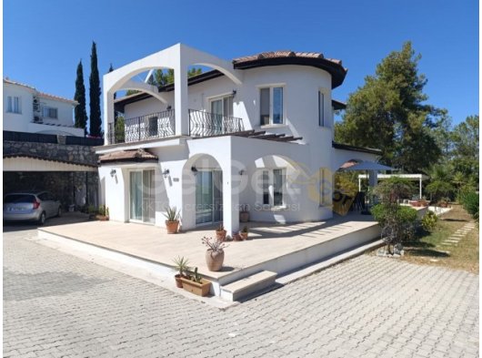 Tüm yıl boyunca zarif bir şekilde sunulan mülk (gazlı merkezi ısıtma sistemli) - Kıbrıs'ın Catalkoy köyünün eteklerinde, sakin ve güzel bir konumda bulunan,