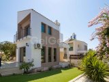 3 yatak odalı ikinci el villa + son zamanlarda yenilenmiş + mobilyalı + merkezi ısıtma altyapısı + jakuzi + plaja yürüme mesafesinde + Tapu sahibinin adına, KDV