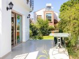 3 yatak odalı ikinci el villa + son zamanlarda yenilenmiş + mobilyalı + merkezi ısıtma altyapısı + jakuzi + plaja yürüme mesafesinde + Tapu sahibinin adına, KDV
