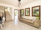 3 yatak odalı ikinci el villa + son zamanlarda yenilenmiş + mobilyalı + merkezi ısıtma altyapısı + jakuzi + plaja yürüme mesafesinde + Tapu sahibinin adına, KDV