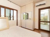 3 yatak odalı ikinci el villa + son zamanlarda yenilenmiş + mobilyalı + merkezi ısıtma altyapısı + jakuzi + plaja yürüme mesafesinde + Tapu sahibinin adına, KDV