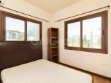 3 yatak odalı ikinci el villa + son zamanlarda yenilenmiş + mobilyalı + merkezi ısıtma altyapısı + jakuzi + plaja yürüme mesafesinde + Tapu sahibinin adına, KDV