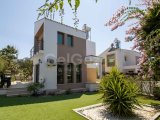 3 yatak odalı ikinci el villa + son zamanlarda yenilenmiş + mobilyalı + merkezi ısıtma altyapısı + jakuzi + plaja yürüme mesafesinde + Tapu sahibinin adına, KDV