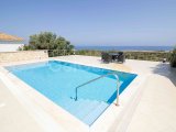 Harika 3 yatak odalı lüks ikinci el bungalov, denize sıfır konumda + ofis odası + 8m x 4m yüzme havuzu + tam donanımlı + çatı teras + yerden ısıtma + SPA + kapa