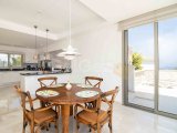 Harika 3 yatak odalı lüks ikinci el bungalov, denize sıfır konumda + ofis odası + 8m x 4m yüzme havuzu + tam donanımlı + çatı teras + yerden ısıtma + SPA + kapa