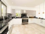 Harika 3 yatak odalı lüks ikinci el bungalov, denize sıfır konumda + ofis odası + 8m x 4m yüzme havuzu + tam donanımlı + çatı teras + yerden ısıtma + SPA + kapa