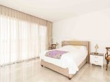 Harika 3 yatak odalı lüks ikinci el bungalov, denize sıfır konumda + ofis odası + 8m x 4m yüzme havuzu + tam donanımlı + çatı teras + yerden ısıtma + SPA + kapa