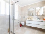 Harika 3 yatak odalı lüks ikinci el bungalov, denize sıfır konumda + ofis odası + 8m x 4m yüzme havuzu + tam donanımlı + çatı teras + yerden ısıtma + SPA + kapa