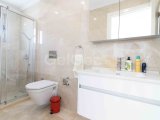 Harika 3 yatak odalı lüks ikinci el bungalov, denize sıfır konumda + ofis odası + 8m x 4m yüzme havuzu + tam donanımlı + çatı teras + yerden ısıtma + SPA + kapa