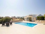 Harika 3 yatak odalı lüks ikinci el bungalov, denize sıfır konumda + ofis odası + 8m x 4m yüzme havuzu + tam donanımlı + çatı teras + yerden ısıtma + SPA + kapa