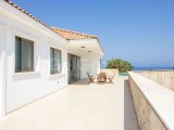 Harika 3 yatak odalı lüks ikinci el bungalov, denize sıfır konumda + ofis odası + 8m x 4m yüzme havuzu + tam donanımlı + çatı teras + yerden ısıtma + SPA + kapa
