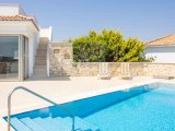 Harika 3 yatak odalı lüks ikinci el bungalov, denize sıfır konumda + ofis odası + 8m x 4m yüzme havuzu + tam donanımlı + çatı teras + yerden ısıtma + SPA + kapa