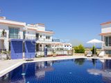 Deniz kıyısında gelişen 2 yatak odalı zemin kat daire + tamamen mobilyalı + ortak havuzlar + restoran + SPA merkezi + süpermarket + eczane + plaja yürüme mesafe