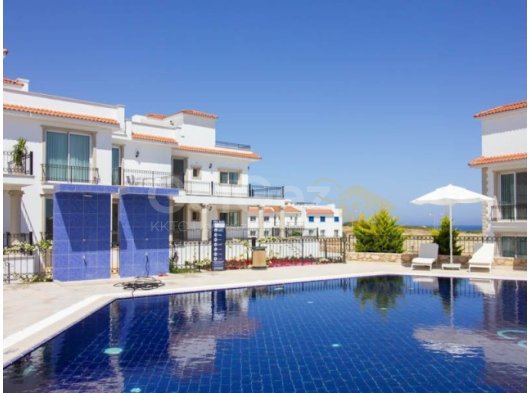 Deniz kıyısında gelişen 2 yatak odalı zemin kat daire + tamamen mobilyalı + ortak havuzlar + restoran + SPA merkezi + süpermarket + eczane + plaja yürüme mesafe