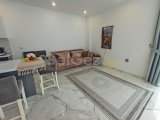 Deniz kıyısında gelişen 2 yatak odalı zemin kat daire + tamamen mobilyalı + ortak havuzlar + restoran + SPA merkezi + süpermarket + eczane + plaja yürüme mesafe