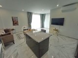 Deniz kıyısında gelişen 2 yatak odalı zemin kat daire + tamamen mobilyalı + ortak havuzlar + restoran + SPA merkezi + süpermarket + eczane + plaja yürüme mesafe