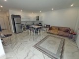 Deniz kıyısında gelişen 2 yatak odalı zemin kat daire + tamamen mobilyalı + ortak havuzlar + restoran + SPA merkezi + süpermarket + eczane + plaja yürüme mesafe