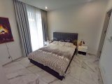 Deniz kıyısında gelişen 2 yatak odalı zemin kat daire + tamamen mobilyalı + ortak havuzlar + restoran + SPA merkezi + süpermarket + eczane + plaja yürüme mesafe