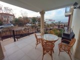 Deniz kıyısında gelişen 2 yatak odalı zemin kat daire + tamamen mobilyalı + ortak havuzlar + restoran + SPA merkezi + süpermarket + eczane + plaja yürüme mesafe