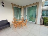 Deniz kıyısında gelişen 2 yatak odalı zemin kat daire + tamamen mobilyalı + ortak havuzlar + restoran + SPA merkezi + süpermarket + eczane + plaja yürüme mesafe