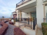 Deniz kıyısında gelişen 2 yatak odalı zemin kat daire + tamamen mobilyalı + ortak havuzlar + restoran + SPA merkezi + süpermarket + eczane + plaja yürüme mesafe