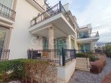 Deniz kıyısında gelişen 2 yatak odalı zemin kat daire + tamamen mobilyalı + ortak havuzlar + restoran + SPA merkezi + süpermarket + eczane + plaja yürüme mesafe