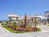 Deniz kıyısında gelişen 2 yatak odalı zemin kat daire + tamamen mobilyalı + ortak havuzlar + restoran + SPA merkezi + süpermarket + eczane + plaja yürüme mesafe