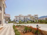 Deniz kıyısında gelişen 2 yatak odalı zemin kat daire + tamamen mobilyalı + ortak havuzlar + restoran + SPA merkezi + süpermarket + eczane + plaja yürüme mesafe