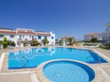Deniz kıyısında gelişen 2 yatak odalı zemin kat daire + tamamen mobilyalı + ortak havuzlar + restoran + SPA merkezi + süpermarket + eczane + plaja yürüme mesafe