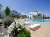 Deniz kıyısında gelişen 2 yatak odalı zemin kat daire + tamamen mobilyalı + ortak havuzlar + restoran + SPA merkezi + süpermarket + eczane + plaja yürüme mesafe