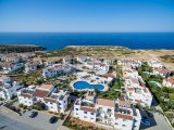 Deniz kıyısında gelişen 2 yatak odalı zemin kat daire + tamamen mobilyalı + ortak havuzlar + restoran + SPA merkezi + süpermarket + eczane + plaja yürüme mesafe