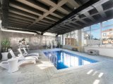 1 yatak odalı sahil gelişimindeki yeniden satış loft çatı katı daire + tamamen mobilyalı + ortak havuzlar + kapalı havuz + spor salonu + spa + restoran + süperm