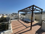 Esentepe'deki popüler Turtle Bay Resort'ta güzelce yenilenmiş 2 yatak odalı çatı katı daire + Özel plaja yürüme mesafesinde + Ortak havuzlar + Barlar ve