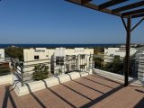 Esentepe'deki popüler Turtle Bay Resort'ta güzelce yenilenmiş 2 yatak odalı çatı katı daire + Özel plaja yürüme mesafesinde + Ortak havuzlar + Barlar ve
