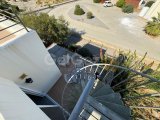 Esentepe'deki popüler Turtle Bay Resort'ta güzelce yenilenmiş 2 yatak odalı çatı katı daire + Özel plaja yürüme mesafesinde + Ortak havuzlar + Barlar ve